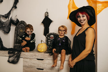 Gruppenbild von Mutter und ihren beiden Kindern an Halloween - JRFF01884