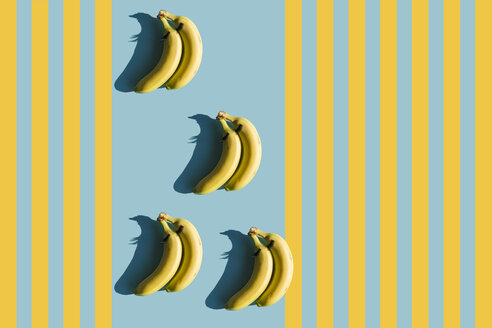 3D Rendering, bananas with fake eyelashes and a couple backwards composition - ERRF00050