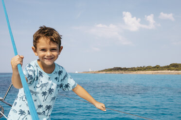 Spanien, Kleiner Junge hat Spaß auf einem Boot, in der Nähe von Mallorca - JRFF01903