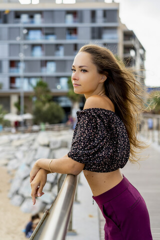 Porträt einer schönen jungen Frau auf der Promenade, lizenzfreies Stockfoto