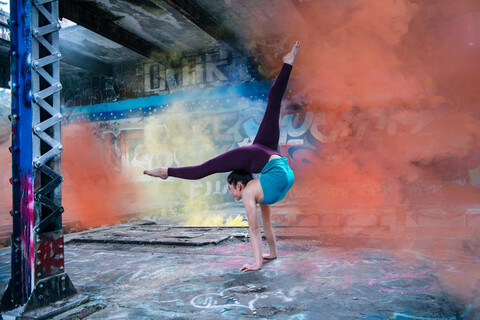 Mädchen übt Yoga auf einer Freilichtbühne, lizenzfreies Stockfoto