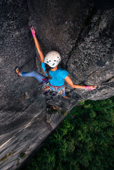 Frau beim Klettern auf dem Chief Mountain, Squamish, Kanada, Blickwinkel - ISF19715