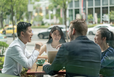 Gruppe von Geschäftsleuten, die sich in einem Café treffen, mit Laptop, im Freien - ISF19723