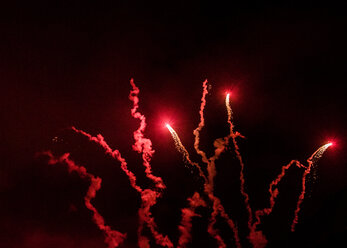 Rotes Feuerwerk am Nachthimmel - ISF19756