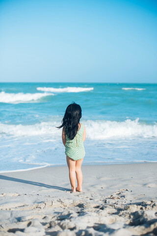 Kleines Mädchen am Strand, lizenzfreies Stockfoto