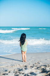 Kleines Mädchen am Strand - ISF19790