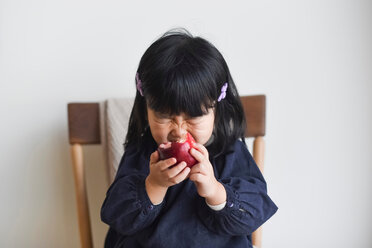 Kleines Mädchen beißt in Apfel - ISF19796