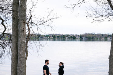 Ehepaar entspannt sich am See, Kingston, Kanada - ISF19803