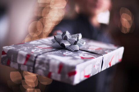 Junge übergibt Weihnachtsgeschenk, lizenzfreies Stockfoto