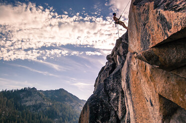 Junger männlicher Kletterer an einer Felswand, High Sierras, Kalifornien, USA - ISF19839