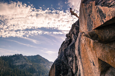 Young male rock climber on rock face, High Sierras, California, USA - ISF19839