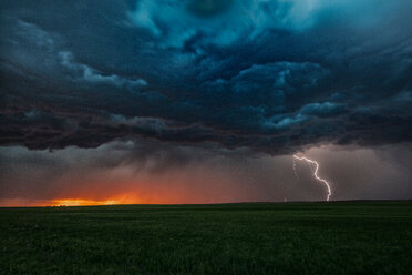 Asperatuswolken bei Sonnenuntergang und Blitzschlag von Wolke zu Boden, Ogallala, Nebraska, USA - ISF19842