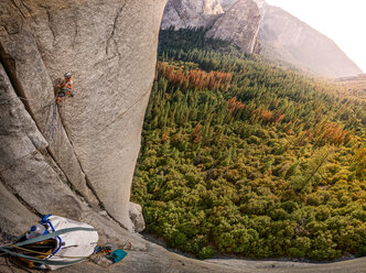 Felskletterer auf El Capitan, Blick von oben, Yosemite Valley, Kalifornien, Vereinigte Staaten - ISF19863