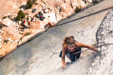 Kletterer beim Klettern, Yosemite National Park, Vereinigte Staaten - ISF19869