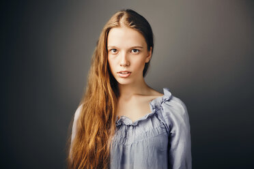 Young woman, grey background - ISF19883