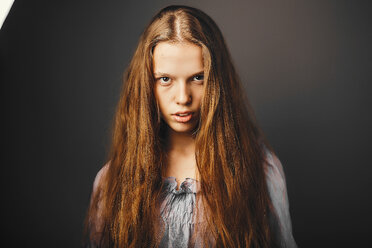 Young woman, grey background - ISF19884