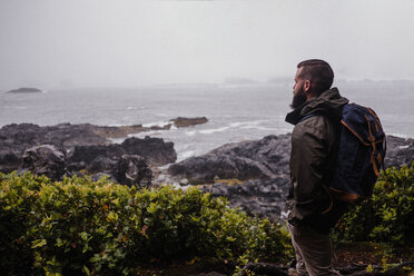 Wanderer schaut aufs Meer hinaus, Tofino, Kanada - ISF19920