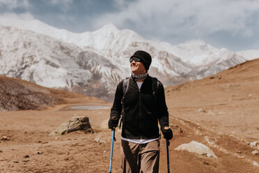 Wanderer auf dem Weg, Annapurna-Rundweg, Himalaya, Manang, Nepal - ISF19928