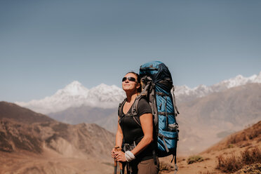 Wanderer auf dem Gipfel, Annapurna-Rundweg, der Himalaya, Dhaulagiri und Tukuche im Hintergrund, Muktinath, Nepal - ISF19929