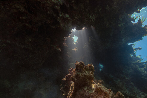 Unterwasseransicht einer Grotte in Anegada, Britische Jungferninseln - ISF19933