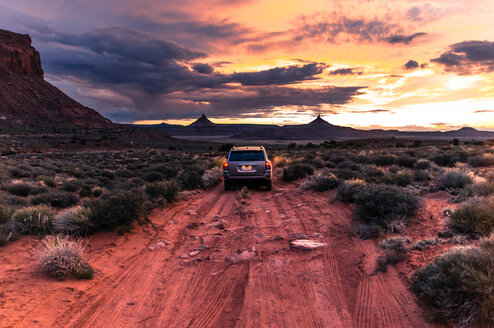 Geländewagen bei Sonnenuntergang, Indian Creek, Moab, Utah, USA - ISF19983