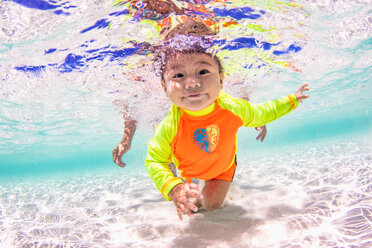 Baby schwimmt im Meer - ISF20009