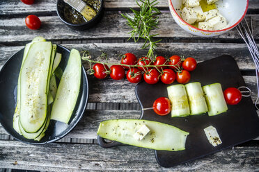 Vegetarische Grillspieße, Tomaten- und Zucchinischeiben, Rosmarin-Knoblauchöl, Schafskäse - SARF03936