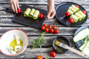 Vegetarische Grillspieße, Tomaten- und Zucchinischeiben, Schafskäse - SARF03937