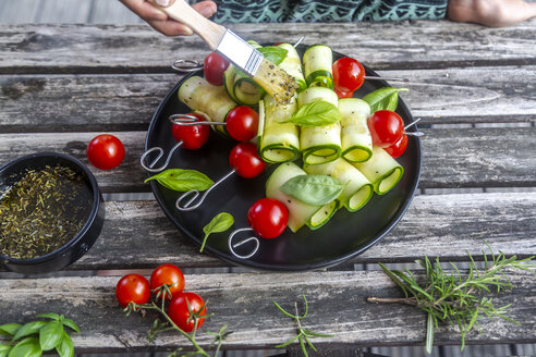 Vegetarische Grillspieße, Tomaten- und Zucchinischeiben, mit Rosmarin-Knoblauchöl bestreichen - SARF03938