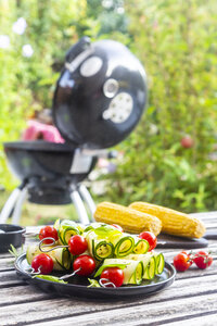 Gegrillte vegetarische Grillspieße, Tomate, Schafskäse und Zucchinischeiben - SARF03941