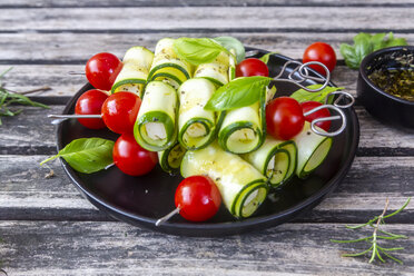 Vegetarian grill skewers, tomato and zucchini slices, rosemary garlic oil - SARF03942