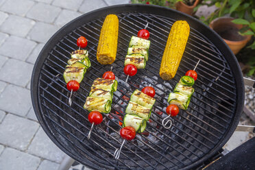 Gegrillte vegetarische Grillspieße, Tomaten-, Schafskäse- und Zucchinischeiben, Maiskolben auf dem Grill - SARF03944