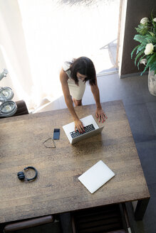 Overhead view of woman using laptop at desk - HHLMF00531