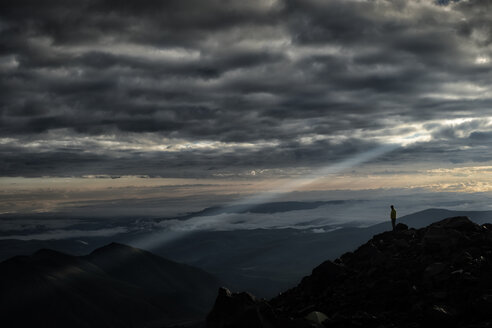 Russland, Oberes Baksan-Tal, Kaukasus, Berg Elbrus, Bergsteiger schaut vom Nordlager herunter - ALRF01281