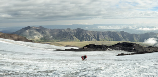 Russia, Upper Baksan Valley, Caucasus, Mountaineers ascending Mount Elbrus - ALRF01282