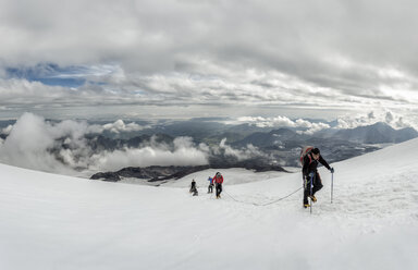 Russland, Oberes Baksan-Tal, Kaukasus, Bergsteiger besteigen den Elbrus - ALRF01284