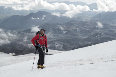 Russia, Upper Baksan Valley, Caucasus, Mountaineer ascending Mount Elbrus - ALRF01285