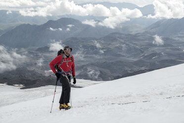 Russland, Oberes Baksan-Tal, Kaukasus, Bergsteiger beim Aufstieg zum Elbrus - ALRF01285