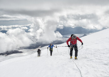 Russia, Upper Baksan Valley, Caucasus, Mountaineers ascending Mount Elbrus - ALRF01286