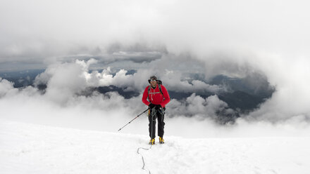 Russland, Oberes Baksan-Tal, Kaukasus, Bergsteiger beim Aufstieg zum Elbrus - ALRF01287