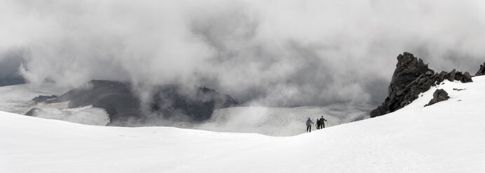 Russia, Upper Baksan Valley, Caucasus, Mountaineers ascending Mount Elbrus - ALRF01289