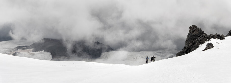 Russland, Oberes Baksan-Tal, Kaukasus, Bergsteiger besteigen den Elbrus - ALRF01289