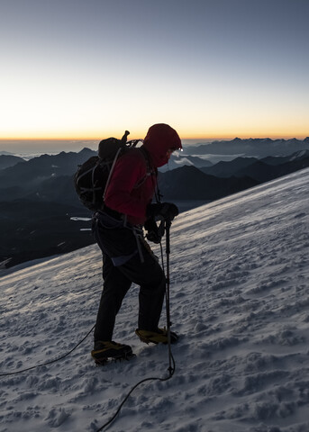 Russland, Oberes Baksan-Tal, Kaukasus, Bergsteiger beim Aufstieg zum Elbrus, lizenzfreies Stockfoto