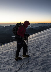 Russia, Upper Baksan Valley, Caucasus, Mountaineer ascending Mount Elbrus - ALRF01290