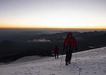 Russland, Oberes Baksan-Tal, Kaukasus, Bergsteiger beim Aufstieg zum Elbrus - ALRF01291