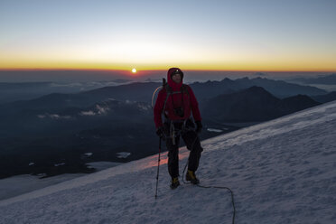 Russia, Upper Baksan Valley, Caucasus, Mountaineer ascending Mount Elbrus - ALRF01292