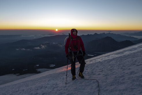 Russland, Oberes Baksan-Tal, Kaukasus, Bergsteiger beim Aufstieg zum Elbrus - ALRF01292