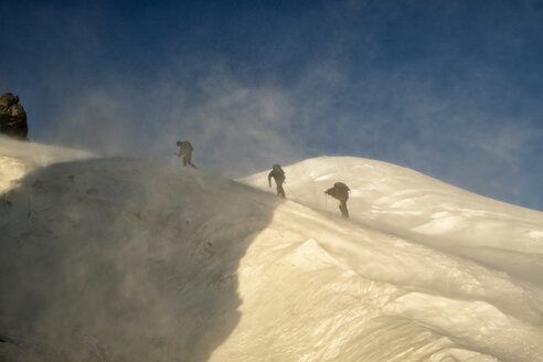 Russland, Oberes Baksan-Tal, Kaukasus, Bergsteiger besteigen den Elbrus - ALRF01294