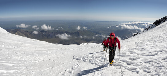 Russland, Oberes Baksan-Tal, Kaukasus, Bergsteiger besteigen den Elbrus - ALRF01296
