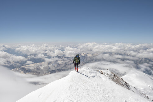 Russland, Oberes Baksan-Tal, Kaukasus, Bergsteiger beim Aufstieg zum Elbrus - ALRF01297